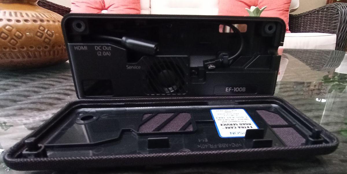 La parte posterior del EF-100B permite conectar gadgets portátiles de streaming y mantenerlos dentro del cuerpo del proyector. (Foto: Bruno Ortiz B.)