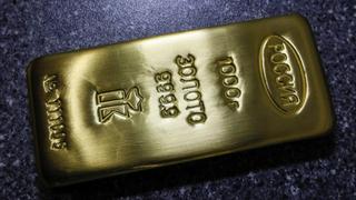 Precio del oro sube, pero se encamina a caída semanal por tono agresivo de la Fed sobre tasas