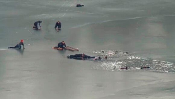 Los agentes de la policía arriesgaron sus vida para salvar a cuatro personas que cayeron a un lago congelado. | Foto/Video: Arsen Avakov