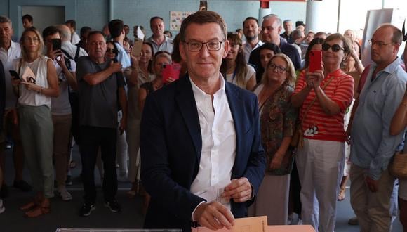 El líder y candidato del conservador Partido Popular Alberto Núñez Feijóo emite su voto durante las elecciones generales de España, en Madrid, el 23 de julio de 2023. (Foto de Pierre-Philippe MARCOU / AFP)