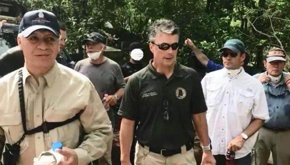 El jefe de la policía de Sinaloa (izq) acompañó a agentes de la DEA y otros funcionarios de EE.UU. en una visita al estado el 12 de septiembre. (Foto: DEA, via BBC Mundo)