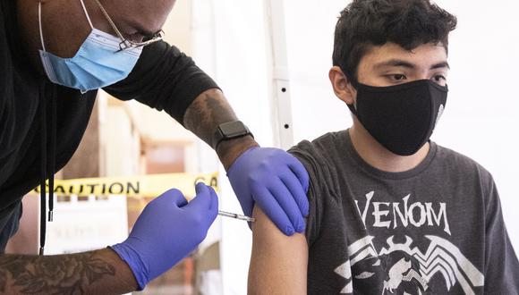 Un muchacho es inoculado con la vacuna contra el coronavirus en Los Ángeles. EFE