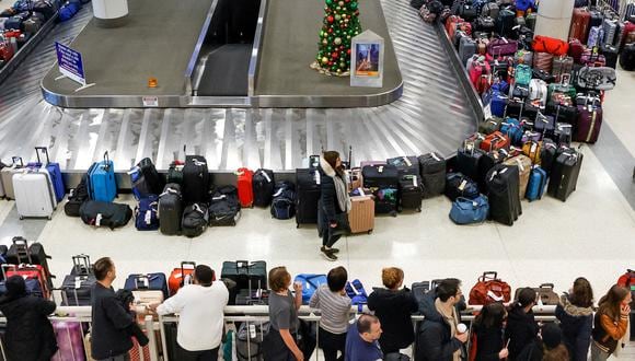 Una viajera de Southwest Airlines busca su equipaje en una pila de maletas perdidas en el Chicago Midway International Airport, Illinois.  REUTERS/Kamil Krzaczynski//File Photo