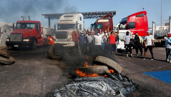 Los manifestantes bloquean las calles mientras participan en una manifestación contra los migrantes y la delincuencia después de que un conductor de camión fuera asesinado por migrantes, según los medios locales, en Iquique, Chile. (Foto: REUTERS/Alex Díaz).