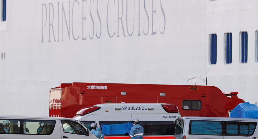 El hombre fue trasladado del barco a un hospital local después de haber sido diagnosticado positivo del COVID-19. (Foto: Reuters).