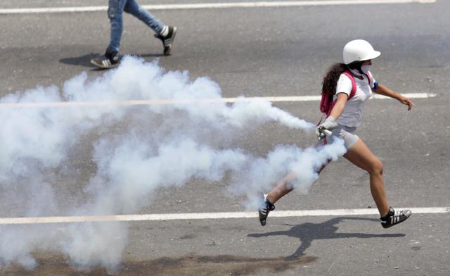 La Guardia Nacional arrojó gases lacrimógenos contra cientos de personas que intentaban bloquear una autopista en proximidades de la base aérea La Carlota, donde un grupo de militares se sublevó contra Nicolás Maduro. (Reuters).
