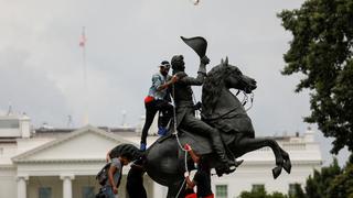 Manifestantes intentan derribar estatua de expresidente Andrew Jackson frente a la Casa Blanca | VIDEO