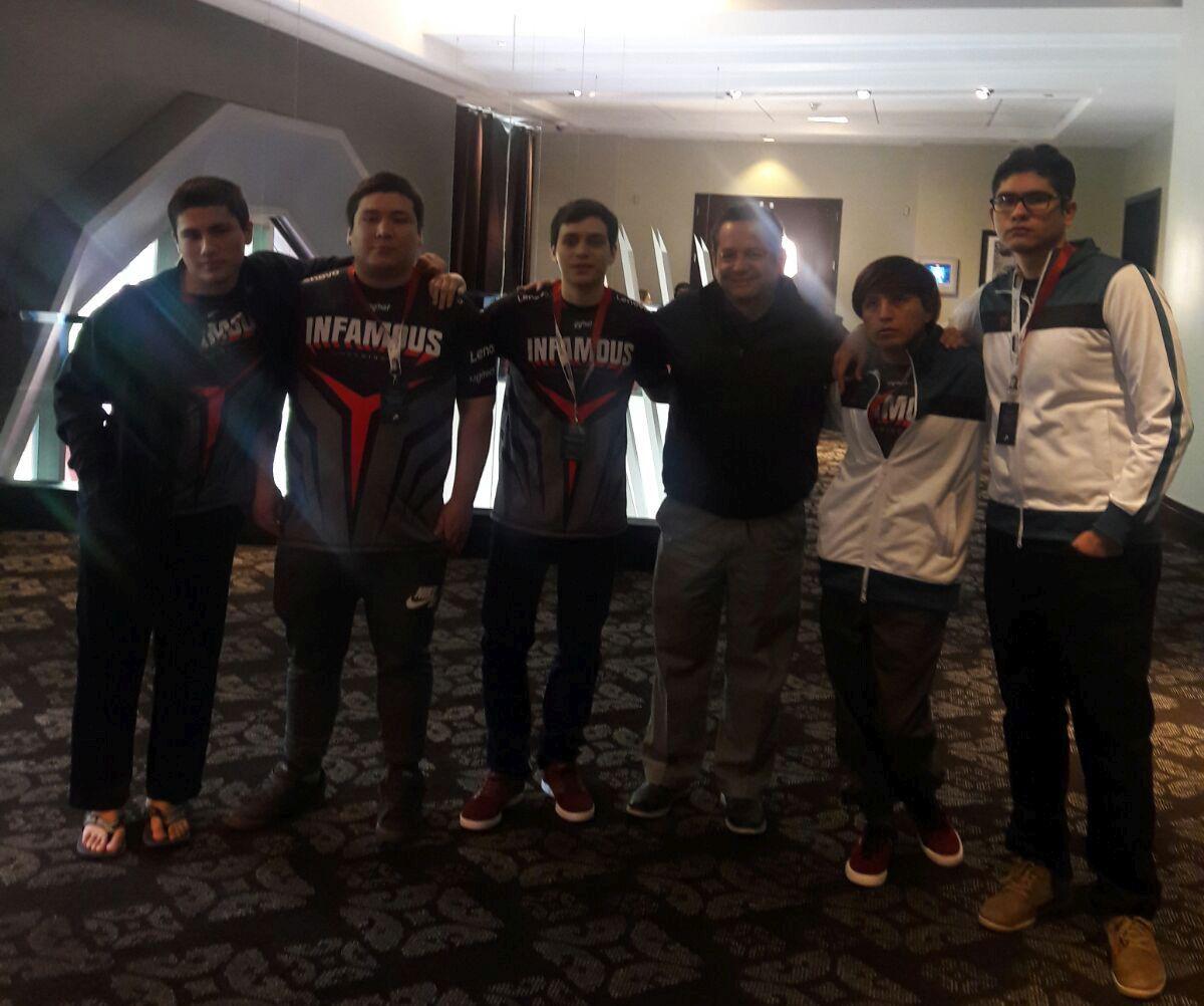 El cónsul general del Peru en Seattle, Miguel Angel Velasquez (centro), junto a los integrantes del equipo peruano de Dota 2. (Foto: CGS)