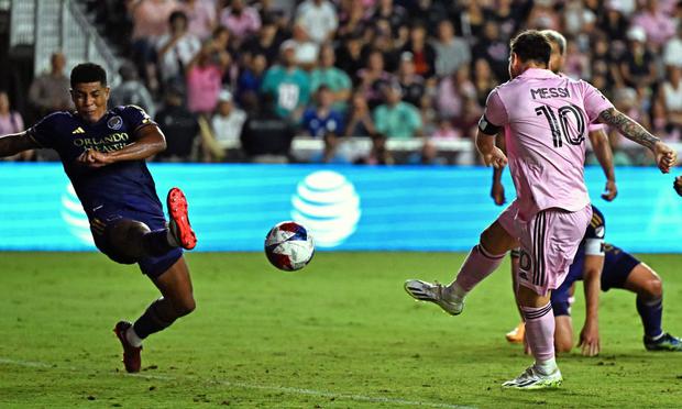 Lionel Messi vs Wilder Cartagena: el peruano tuvo un duelo aparte con Leo. (Foto: AFP)