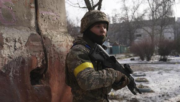 Un militar ucraniano protege su posición en Mariupol, Ucrania, el sábado 12 de marzo de 2022. (Foto AP/Evgeniy Maloletka).