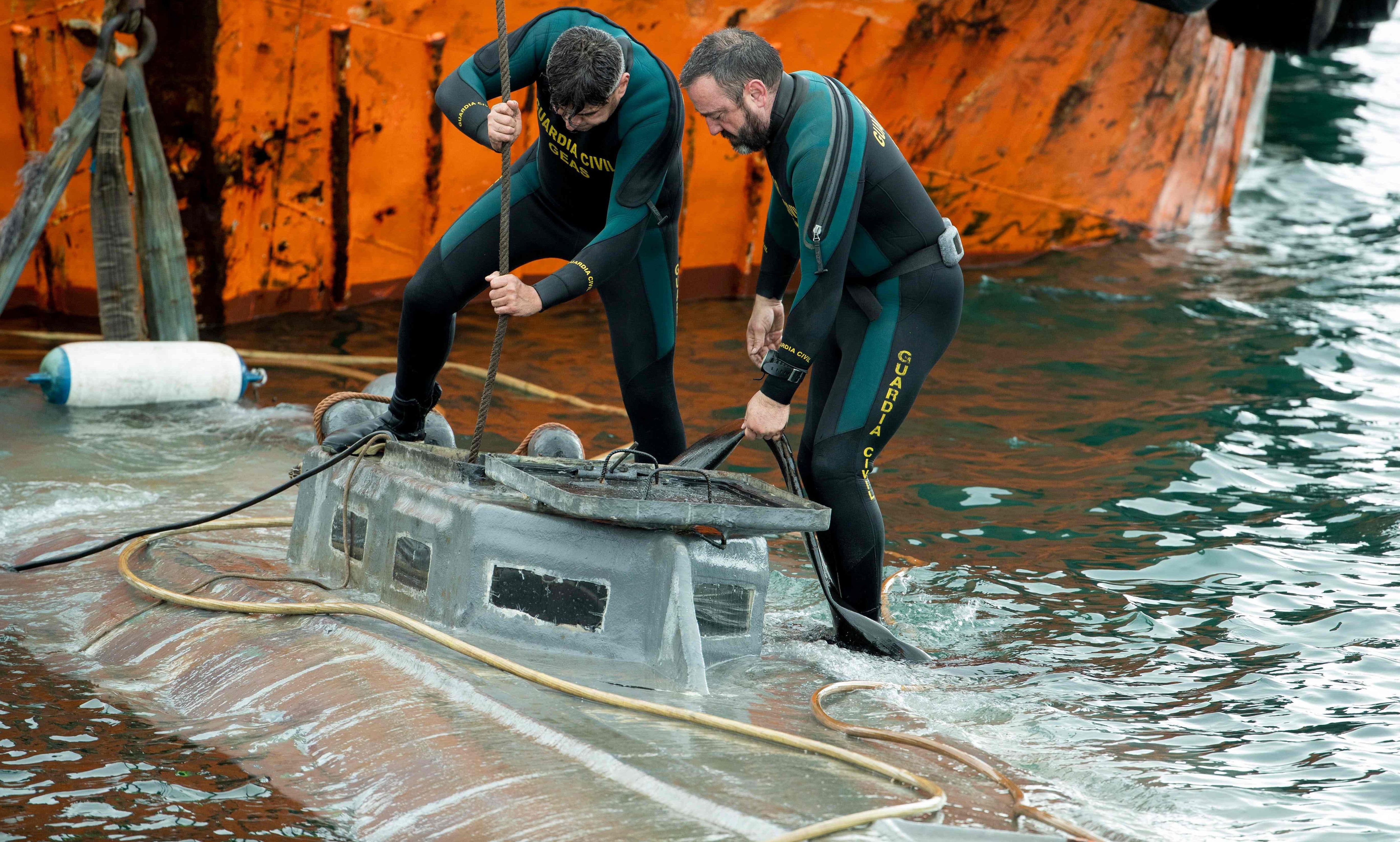 El narcosubmarino que fue incautado en España con tres toneladas de cocaína. (AFP / Lalo R. Villar).