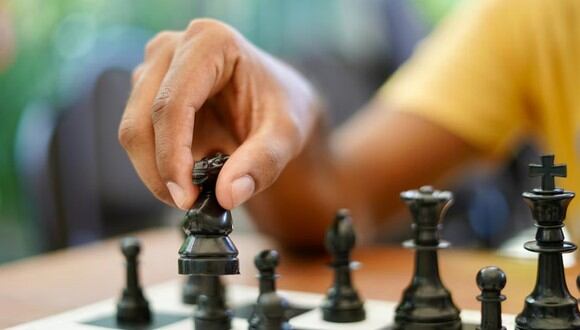 Un jugador moviendo la pieza del caballo en el tablero de ajedrez. | Imagen referencial: Praveen Thirumurugan / Unsplash