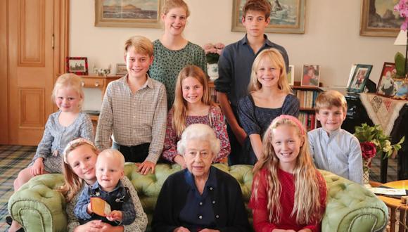 Esta fotografía, que la muestra con algunos de sus nietos y bisnietos, fue tomada en Balmoral el verano pasado, de acuerdo a la publicación en Instagram de @princeandprincessofwales. (Foto: Instagram - @princeandprincessofwales)