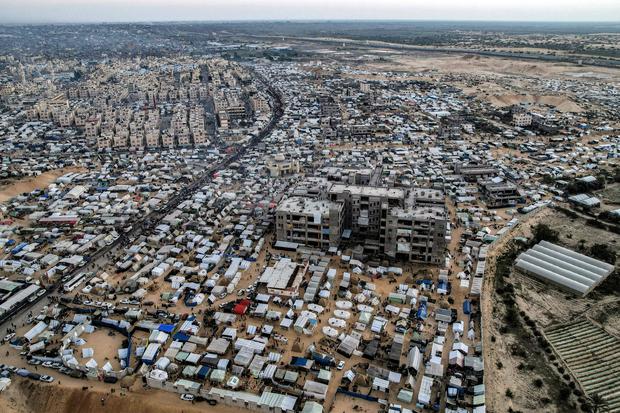 Vista aérea que muestra los campamentos de palestinos desplazados en Rafah, en el sur de la Franja de Gaza, cerca de la frontera con Egipto, el 31 de diciembre de 2023. (Foto de Mahmud Hams / AFP).