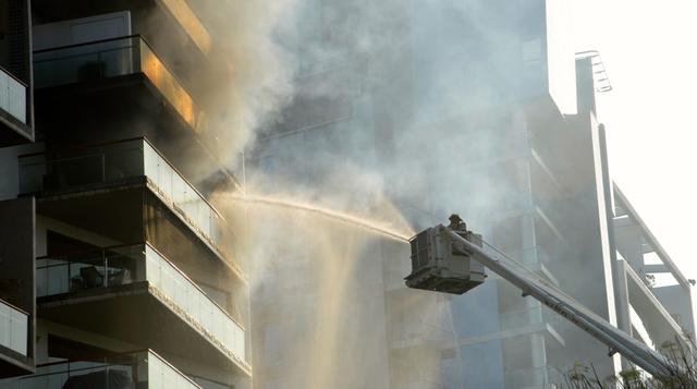 San Isidro: así controlaron los bomberos incendio en edificio - 1