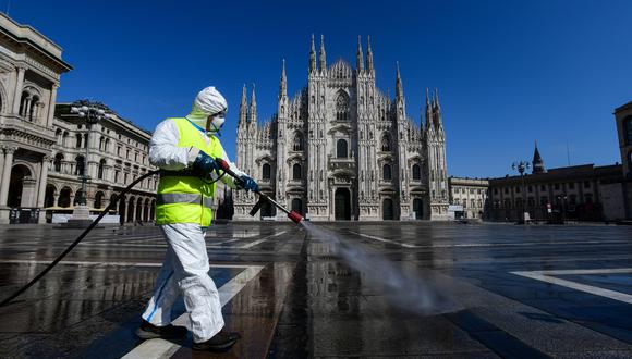 La OMS advierte que rociar las calles con desinfectante es peligroso y poco eficaz contra el coronavirus. (Foto: Piero Cruciatti / AFP).