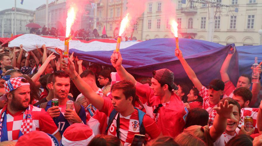 A pesar de las fuerte lluvias que azotan este domingo Zagreb se calcula que varias decenas de miles de personas mirarán el partido en las plazas de la capital. (Foto: Reuters)