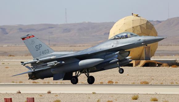 Un caza F-16 de la Fuerza Aérea de EE.UU. aterriza durante el ejercicio multinacional de defensa aérea "Bandera Azul" en la base de la fuerza aérea de Ovda, al norte de la ciudad israelí de Eilat, el 24 de octubre de 2021. (Foto: JACK GUEZ / AFP)