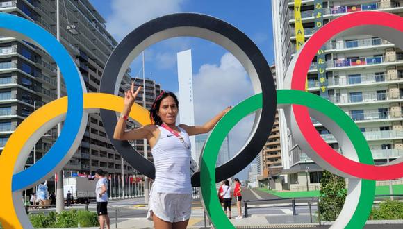 Gladys Tejeda con los aros olímpicos que volverá a ver en París 2024. (Foto: Archivo personal)