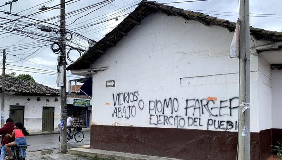 Grafiti en la pared en la ciudad colombiana de Corinto dice: "Ventanas abajo o balas"