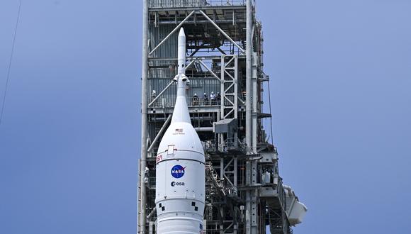 El cohete lunar no tripulado Artemis I se encuentra en la plataforma de lanzamiento del Centro Espacial Kennedy en Cabo Cañaveral, Florida, el 26 de agosto de 2022, antes de su lanzamiento previsto para el 29 de agosto. (Foto de CHANDAN KHANNA / AFP)
