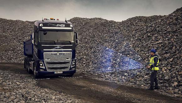 Esto es posible gracias a un receptor que manda las órdenes a la computadora del camión, que trabaja junto a la dirección asistida de la unidad (Volvo Dynamic Steering). (Foto: Difusión)