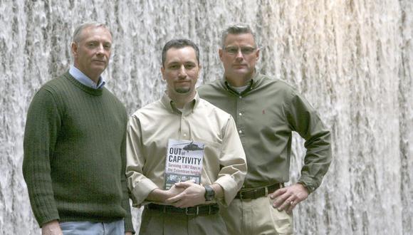 En esta imagen de archivo, tomada el 26 de febrero de 2009, de izquierda a derecha aparecen Tom Howes, Marc Gonsalves y Keith Stansellm, que estuvieron secuestrados por las FARC. (AP Foto/Mary Altaffer, archivo).