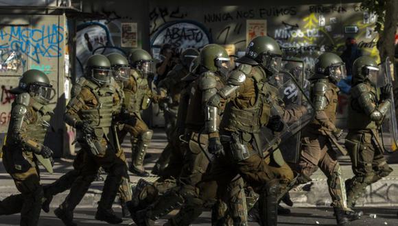 La policía antidisturbios se despliega durante una protesta contra el gobierno del presidente chileno Sebastián Piñera en Santiago. (Foto Referencial: Archivo/ Martin BERNETTI / AFP)
