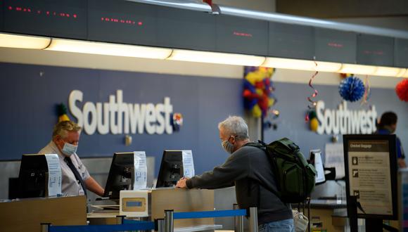 Los viajeros son controlados en un aeropuerto de de Pennsylvania. (Foto: Jeff Swensen / Getty Images / AFP).