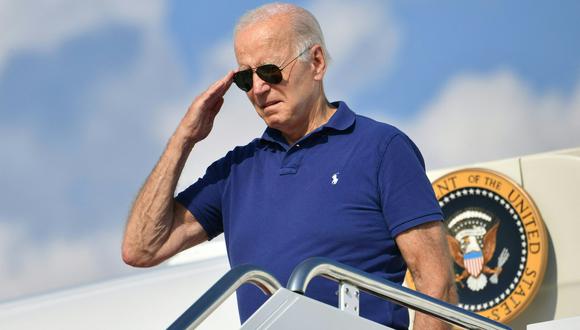 El presidente de los Estados Unidos, Joe Biden, saluda antes de abordar el Air Force One en la Base Conjunta Andrews en Maryland el 26 de agosto de 2022. - El presidente Biden viajará a Wilmington, Delaware, durante el fin de semana. (Foto de Nicolás Kamm / AFP)
