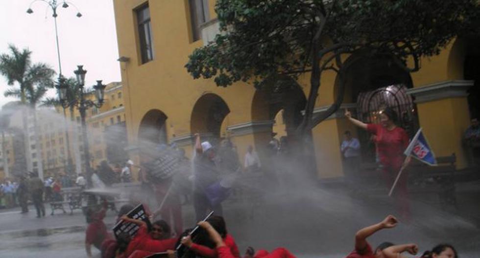 Manifestantes fueron bañados por rochabus. (Foto: Acción Ciudadana por Lima)