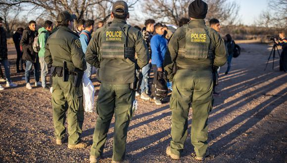 Un grupo de migrantes es procesado por la Patrulla Fronteriza después de cruzar el río ilegalmente cerca de la carretera el 4 de febrero de 2024 en las afueras de Eagle Pass, Texas. (Foto de SERGIO FLORES / AFP)