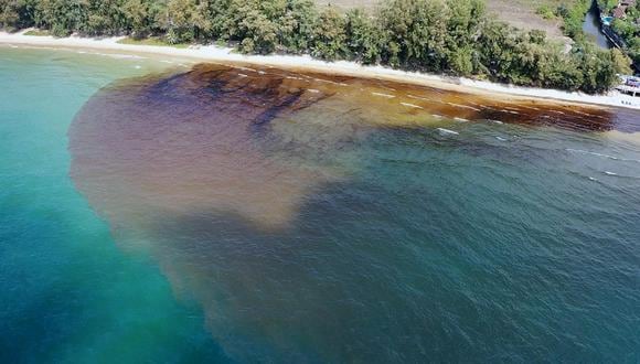 Una foto proporcionada por la Marina Real de Tailandia muestra un derrame de petróleo que se filtró desde un oleoducto submarino y llegó a la playa de Mae Ram Phueng en la provincia de Rayong. (EFE/EPA/ROYAL THAI NAVY).