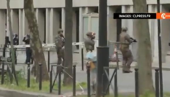 La policía francesa está rodeando el consulado iraní en París, donde un hombre amenaza con hacerse estallar. (Foto: Captura de video de X)