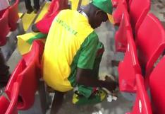 Hinchas de Senegal interrumpen celebración para limpiar sus tribunas