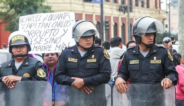 Manifestantes protestan a favor y en contra el pedido del fiscal para que Ollanta Humala y Nadine Heredia sean sometidos a 18 meses de prisión preventiva por el presunto delito de lavado de activos. (Foto: Rolly Reyna / El Comercio)