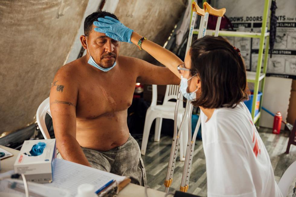 Julio, un migrante venezolano que cruzó el Darién sin una pierna y viajó solo desde Venezuela, es atendido por MSF.
(Oliver Barth/MSF).