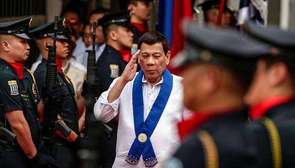 MRC106. MANILA (FILIPINAS), 05/02/2018.- El presidente filipino, Rodrigo Duterte (c), asiste a una ceremonia celebrada con motivo del aniversario de la Oficina de Aduanas en Manila (Filipinas) hoy, 5 de febrero de 2018. Con motivo de su116 aniversario, la Oficina de Aduanas ha destruido vehÌculos de lujo ilegales requisados de un valor de m·s de un millÛn de dÛlares americanos. EFE/ Mark R. Cristino