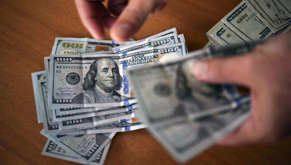 El dólar en el mercado paralelo se cotizó en la jornada previa a 7.321,54 bolívares soberanos. (Foto: AFP)