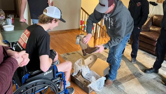 Adolescente de EE.UU. recibió botas nuevas de los bomberos que lo salvaron en un accidente. (Foto: Becky Mullner)