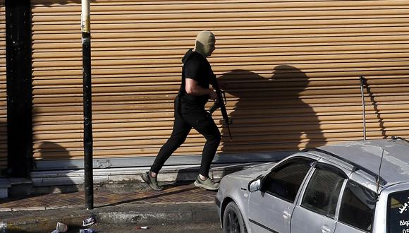 Un palestino armado corre por una calle durante los enfrentamientos con el ejército israelí en el segundo día de una operación militar en el campamento de Jenin, Cisjordania, el 4 de julio de 2023. (EFE/EPA/ALAA BADARNEH).