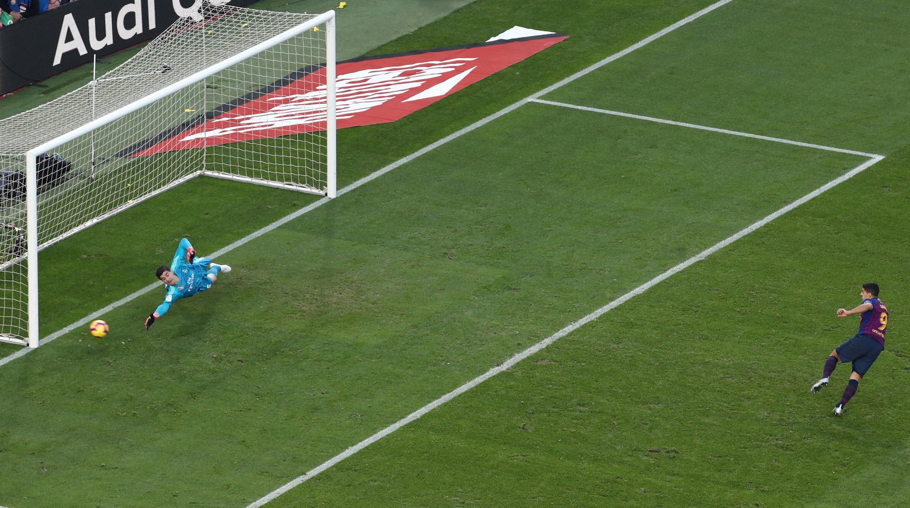 Barcelona vs. Real Madrid: la celebración de Suárez, el enfado de Courtois y el 2-0 blaugrana | VIDEO. (Foto: AFP)