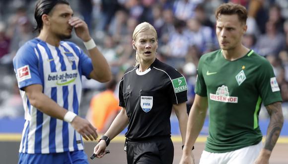 Bibiana Steinhaus pasó a la historia al arbitrar un partido de la Bundesliga. (Foto: AP)
