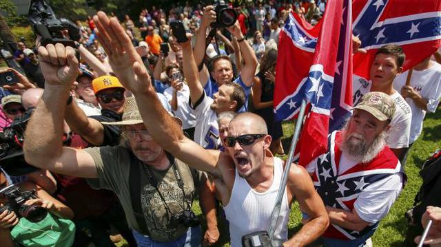 El Ku Klux Klan sale a marchar a favor de bandera confederada - 2