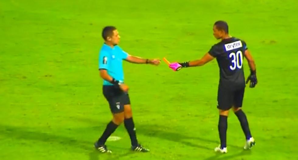 Joel Pinto recibió un \'marcianazo\' en el final del partido entre Alianza Lima y Sport Huancayo. (Foto: Captura YouTube)