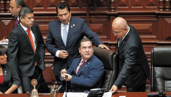 Luis Iberico en el 2015 junto a sus vicepresidentes Natalie Condori, Luis Galarreta y Mariano Portugal. Condori y Portugal se sumaron a APP, y Galarreta –entonces de corbata naranja– pasó al fujimorismo. (Foto: Luis Gonzales/GEC)