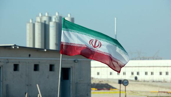 Esta foto de archivo tomada el 10 de noviembre de 2019 muestra una bandera de Irán en la planta de energía nuclear Bushehr. (ATTA KENARE / AFP).