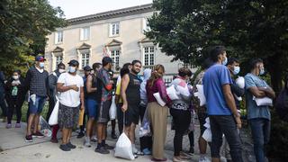 Texas envía buses con un centenar de migrantes a la residencia de la vicepresidenta Kamala Harris