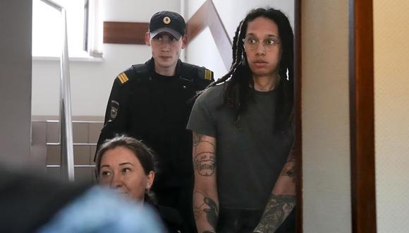 La estrella de la WNBA y dos veces medallista de oro olímpico Brittney Griner es escoltada a una sala de un tribunal en las afueras de Moscú, Rusia, el lunes 27 de junio de 2022. (Foto AP/Alexander Zemlianichenko).