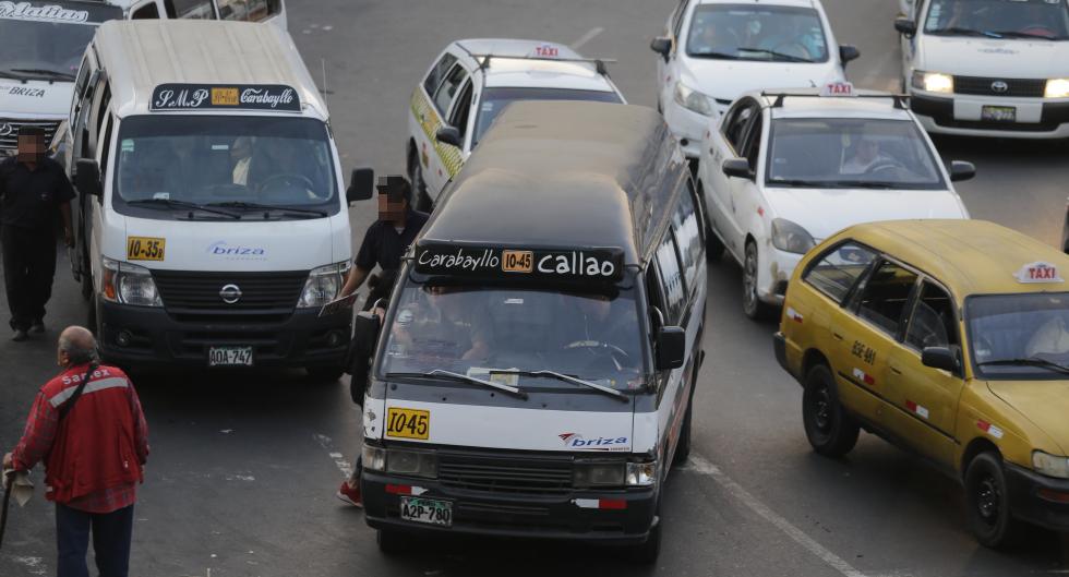 Más de 15 mil unidades de transporte público (entre buses, coasters y combis) continuarán recorriendo las calles de la capital y el Callao pese a que muchas tienen infracciones y se hallan en pésimo estado. (Foto: Alonso Chero)
